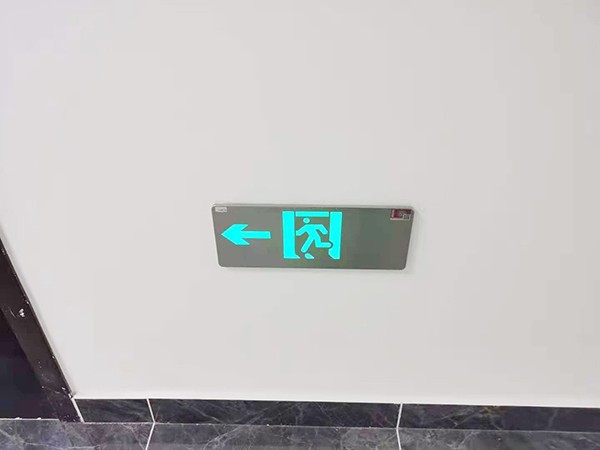 智能疏散系統是否具備自我診斷和維護功能？